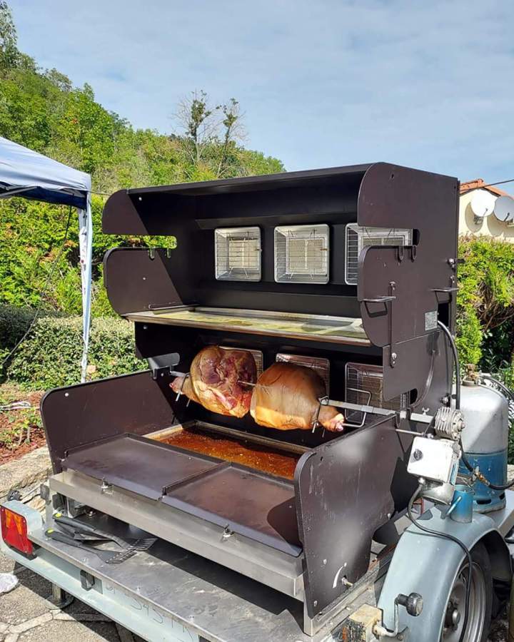 Jambons rôtis sur broche, Issoire