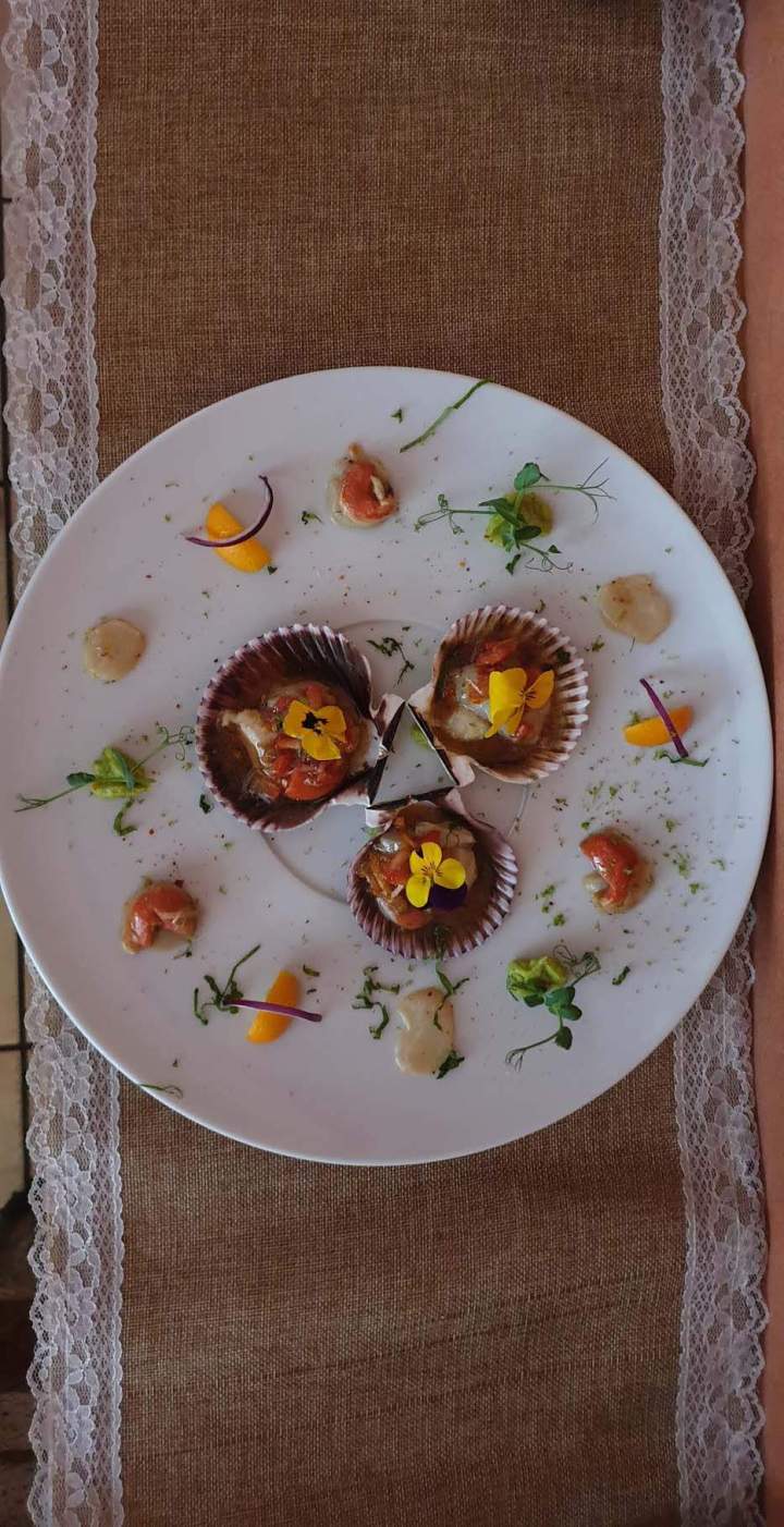 Plat de Saint-Jacques servi dans leurs coquilles, Issoire